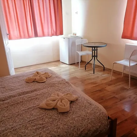 게스트하우스 Boerzsoeny Kapuja Vendeghaz