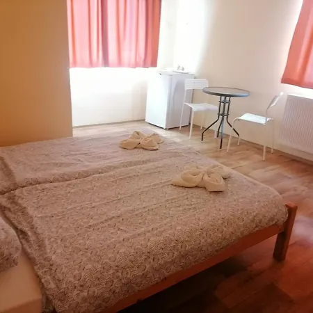 게스트하우스 Boerzsoeny Kapuja Vendeghaz *